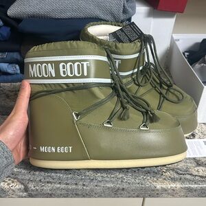 Moon boot. Unisex. US 10(men) size.